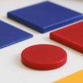 Des petites formes géométriques colorées