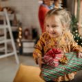 Une enfant découvre ses cadeaux