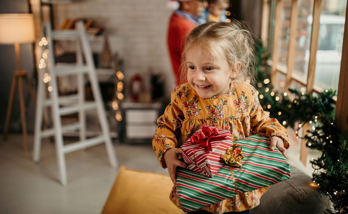 Une enfant découvre ses cadeaux