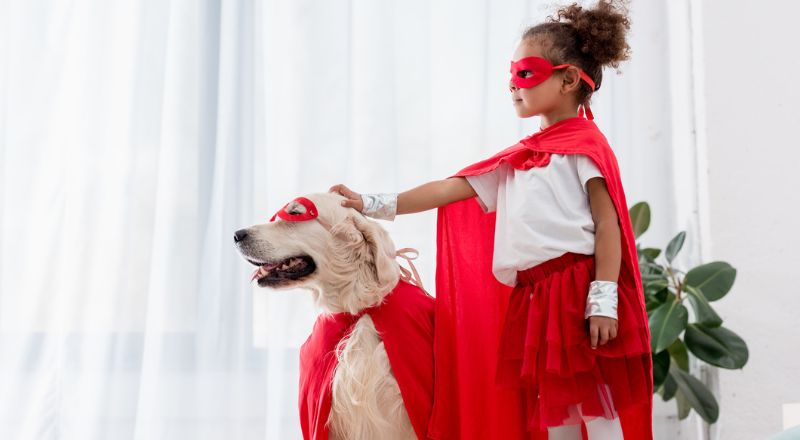 Chien et petite fille super héro