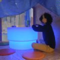 Un enfant joue avec une table lumineuse