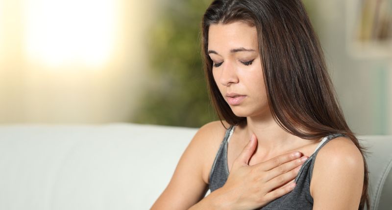 Pour réguler ses émotions, une femme effectue des exercices de respiration