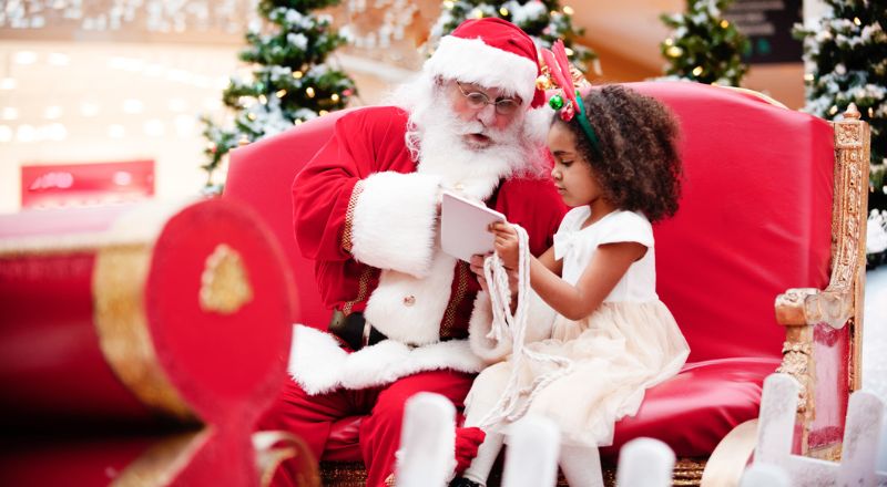 Le père Noel et une petite fille au supermarché 