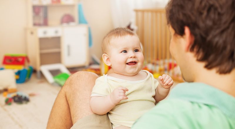 papa qui parle à bébé