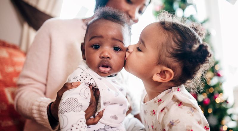 bébé avec sa soeur