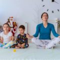 Une famille assise en tailleur