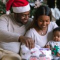 Une famille passe Noël avec son bébé