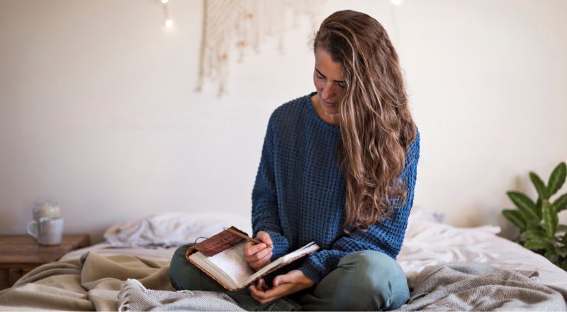 bullet journal et femme qui écrit