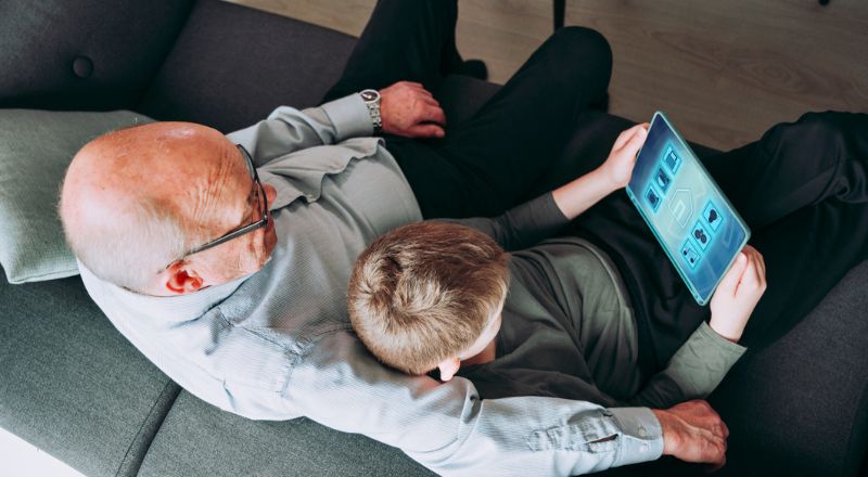 Aides visuelles papi et petit enfant