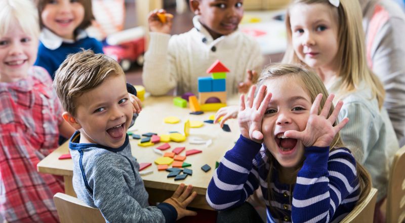 des enfants jouent ensemble