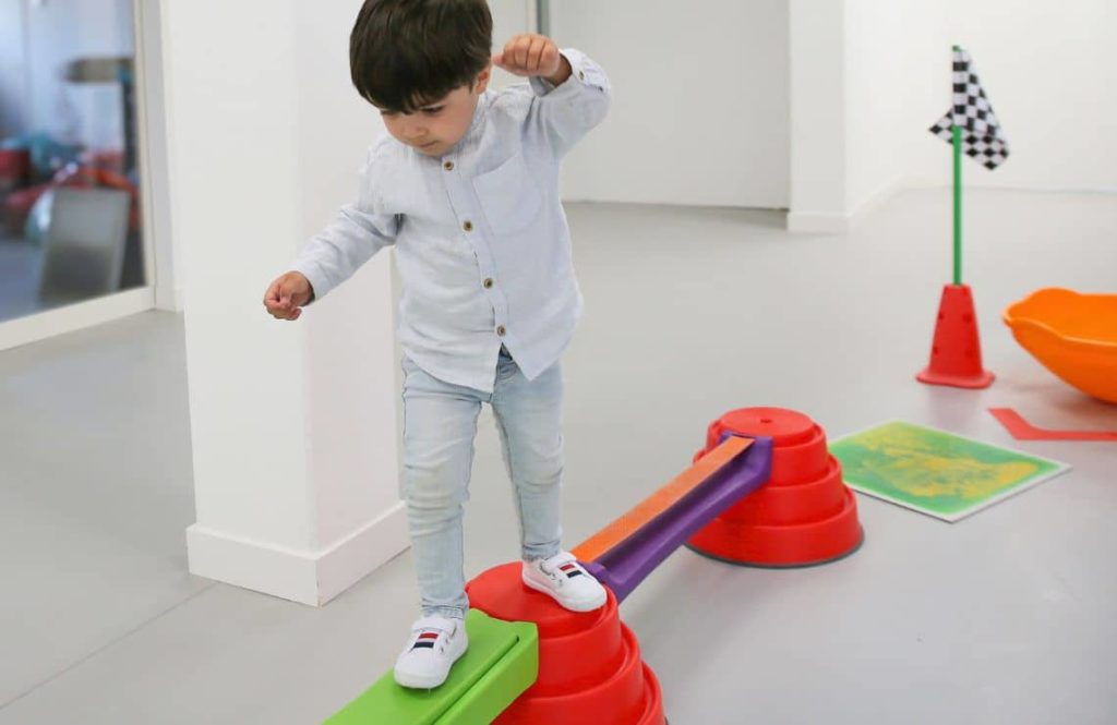 Enfant sur un Parcours moteurs