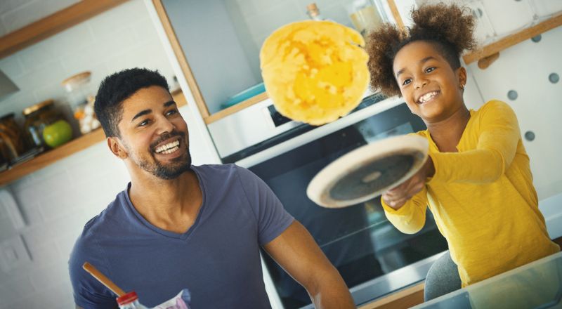 Faire des crêpes avec son enfant 