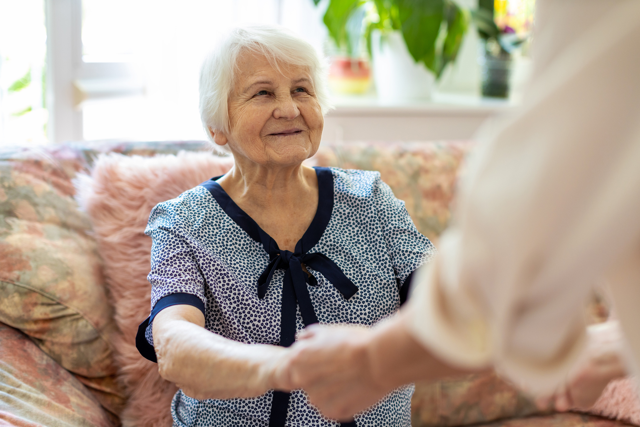 Senior et aidant se lèvent 