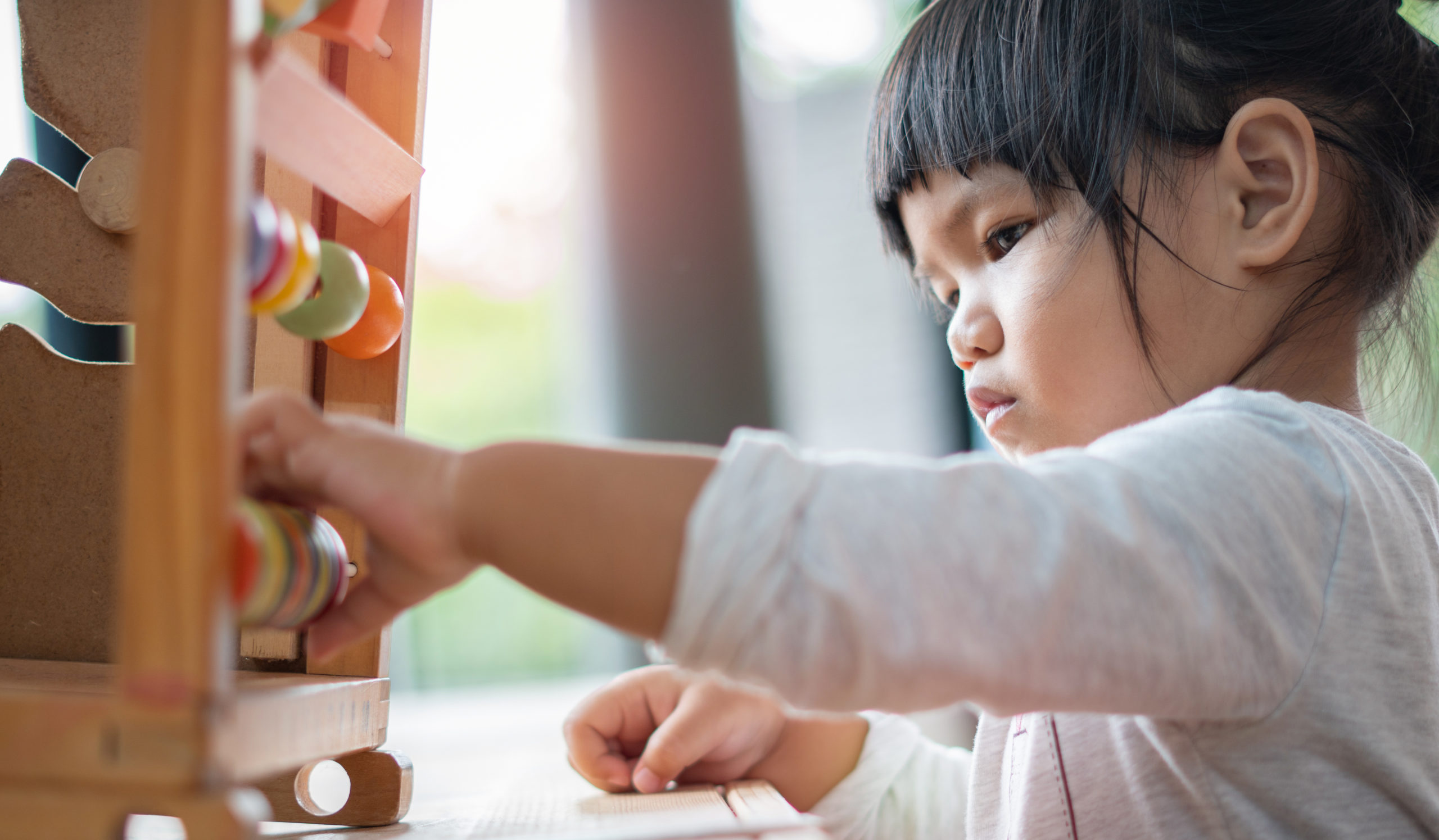 une enfant qui fait un casse-tête