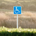 Place de parking pictogramme universel du handicap