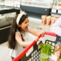 Une enfant en colère dans un supermarché