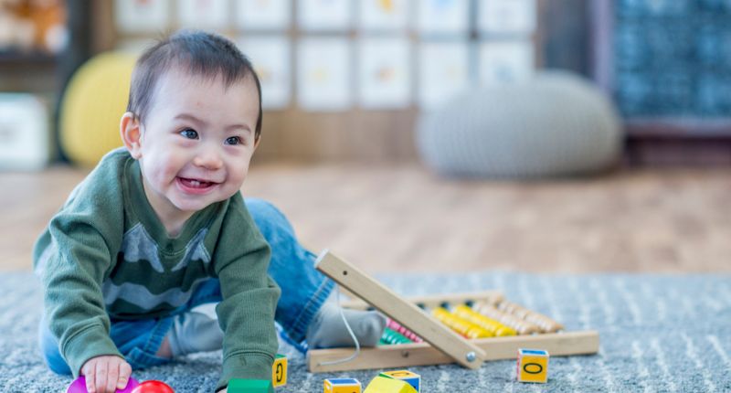 Un enfant joue avec un boulier