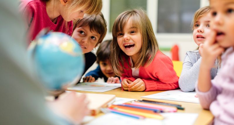 Des enfants rient en classe