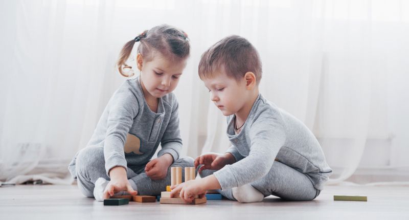 Des enfants jouent avec un jeu en bois