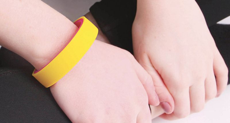 Bracelet jaune à mâchouiller