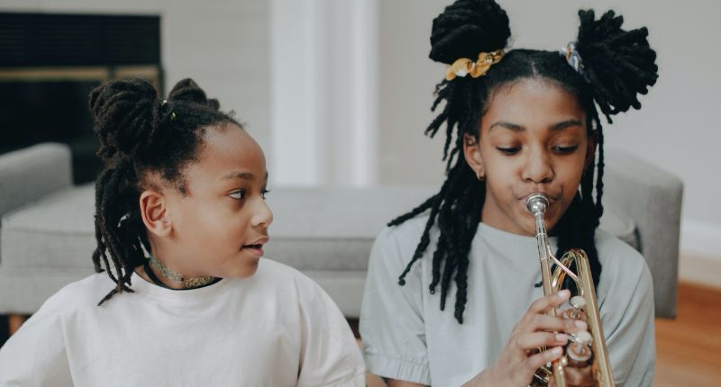 Deux enfants font de la musique