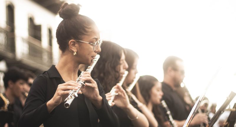 Une musicienne dans un orchestre