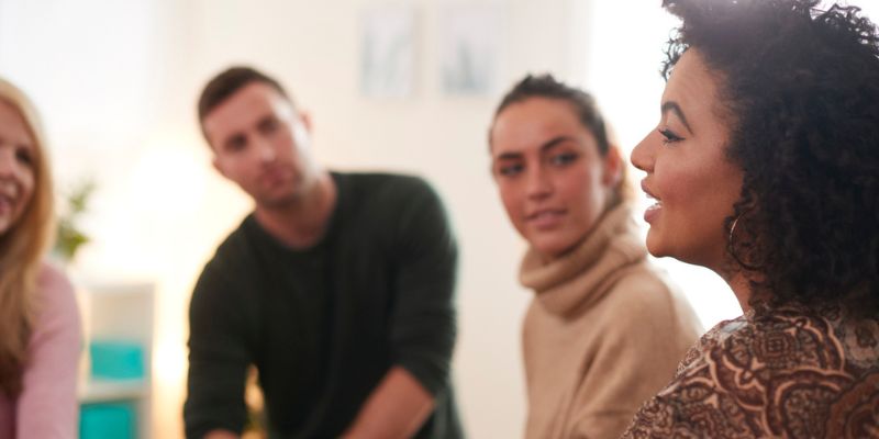 Un groupe de personnes parlent entre elles