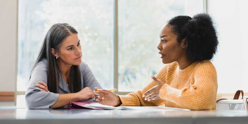 Une adolescente discute avec son enseignante