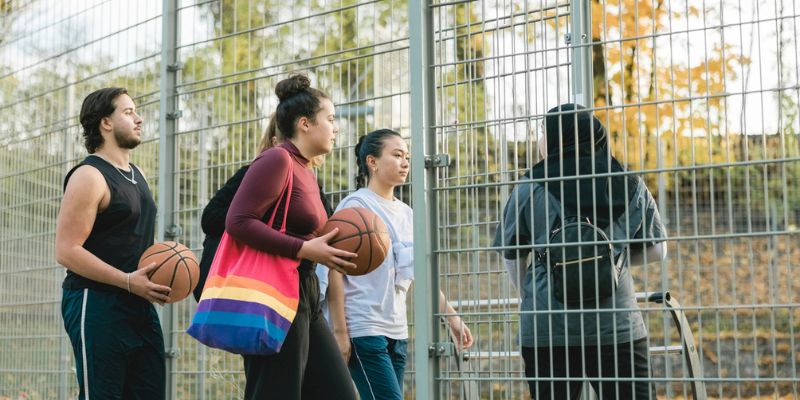 Un groupe d'adolescents entrent sur un terrain de sport