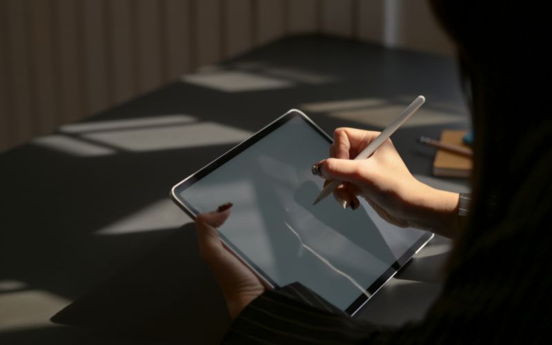Travail sur un projet sur tablette numérique