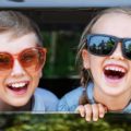 Enfants heureux dans une voiture