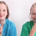 Deux enfants mâchent des bijoux à mordiller