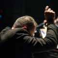 Un chef d'orchestre dirige son orchestre