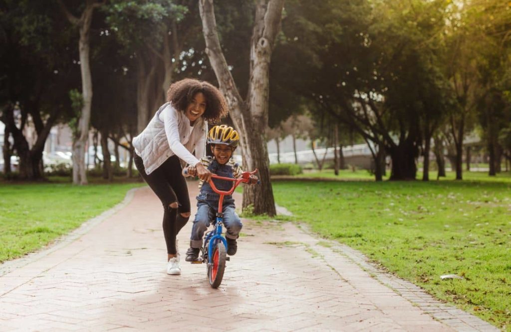 L'enfant apprend le vélo