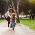 L'enfant apprend le vélo