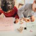 Deux enfants font des exercices de grammaire