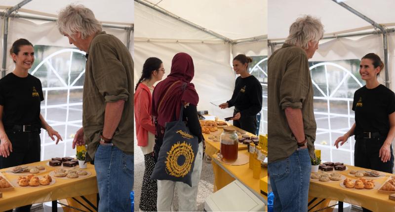 Un monsieur et des dames choisissent des gâteaux auprès d'une jeune fille souriante.