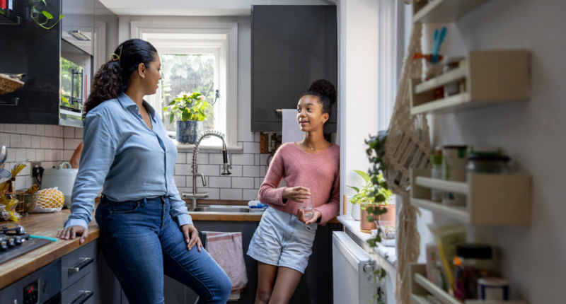 Une mère et une fille qui discute dans leur cuisine