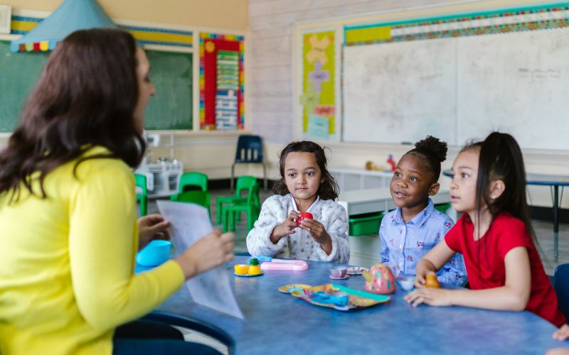 Des élèves dans un centre d'apprentissage