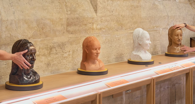 bustes de sculptures que l'on peut toucher au musée du Louvre à Paris en France.