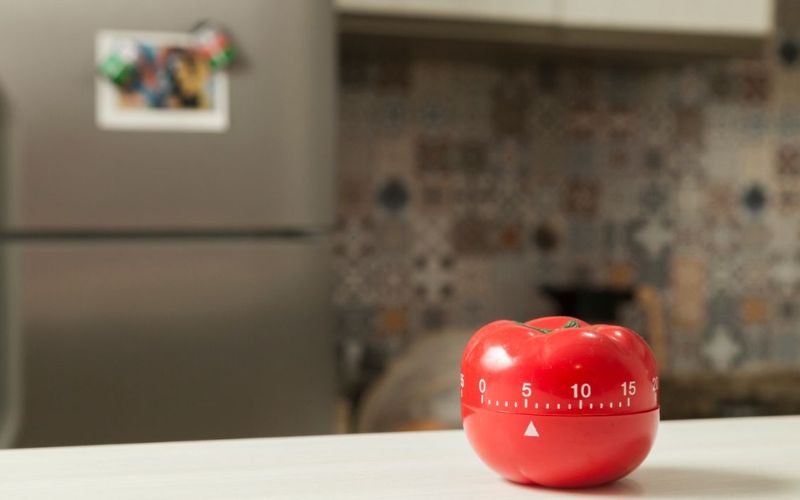 Un minuteur en forme de tomate pour la gestion des tâches