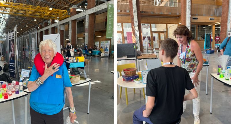 Le stand Hop'Toys aux RIAU 23. Première image, une dame d'un certain âge qui sourie et porte un de nos coussins pour le cou. 2ème image, Christine notre conseillère produit qui conseille un visiteur.