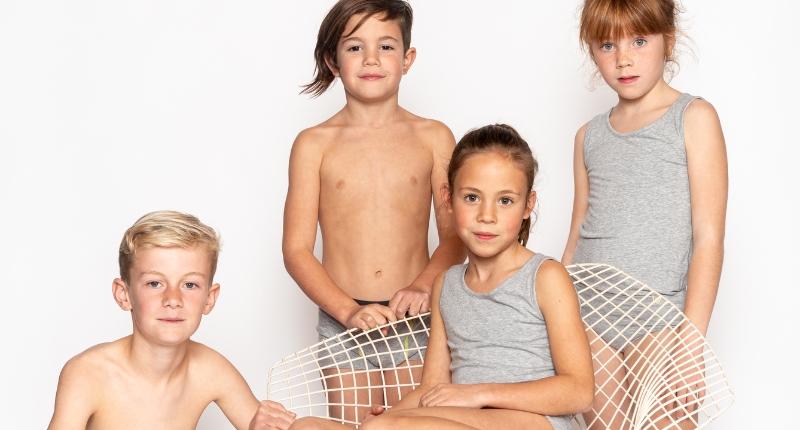 Des enfants posent avec des vêtements de la gamme Sam Sensory