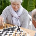 Deux personnes âgées jouent aux échecs