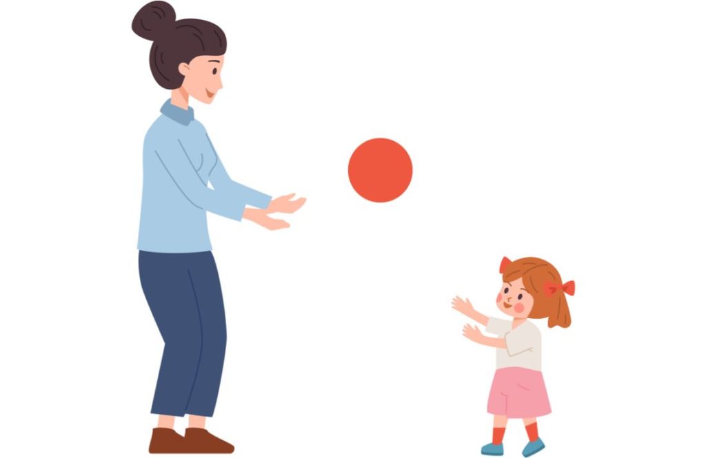 Une mère joue au ballon avec sa fille