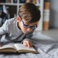 Un enfant est en train de lire