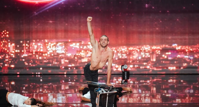 nathan danseur en fauteuil roulant sur la scène d'incroyables talents