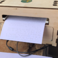 une imprimante en bois qui imprime du texte en braille.