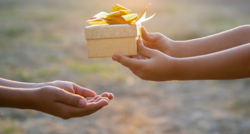 Une personne offre un cadeau à quelqu'un