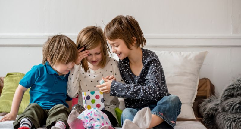 Des enfants ouvrent des cadeaux de Noël